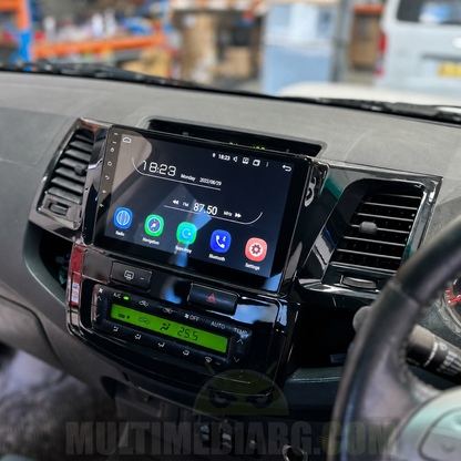 Инсталирана Android мултимедия в Toyota Hilux 2007–2015, изглед към таблото и сензорния екран