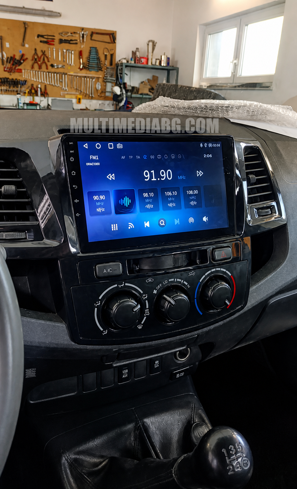 Android навигация, монтирана в таблото на Toyota Hilux 2007–2015, с отворен радио екран