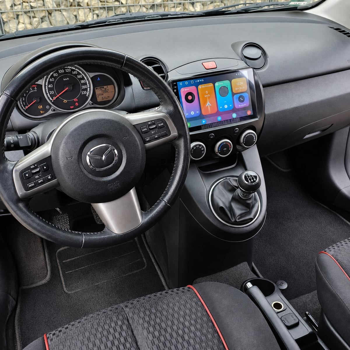 Инсталирана Android мултимедия в Mazda 2 2007-2014, изглед към таблото и екрана