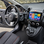 Android навигация, монтирана в таблото на Mazda 2 2007-2014, изглед към централната конзола