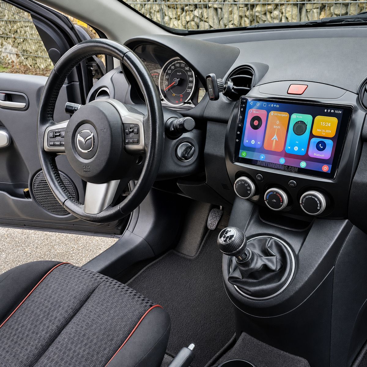 Android навигация, монтирана в таблото на Mazda 2 2007-2014, изглед към централната конзола