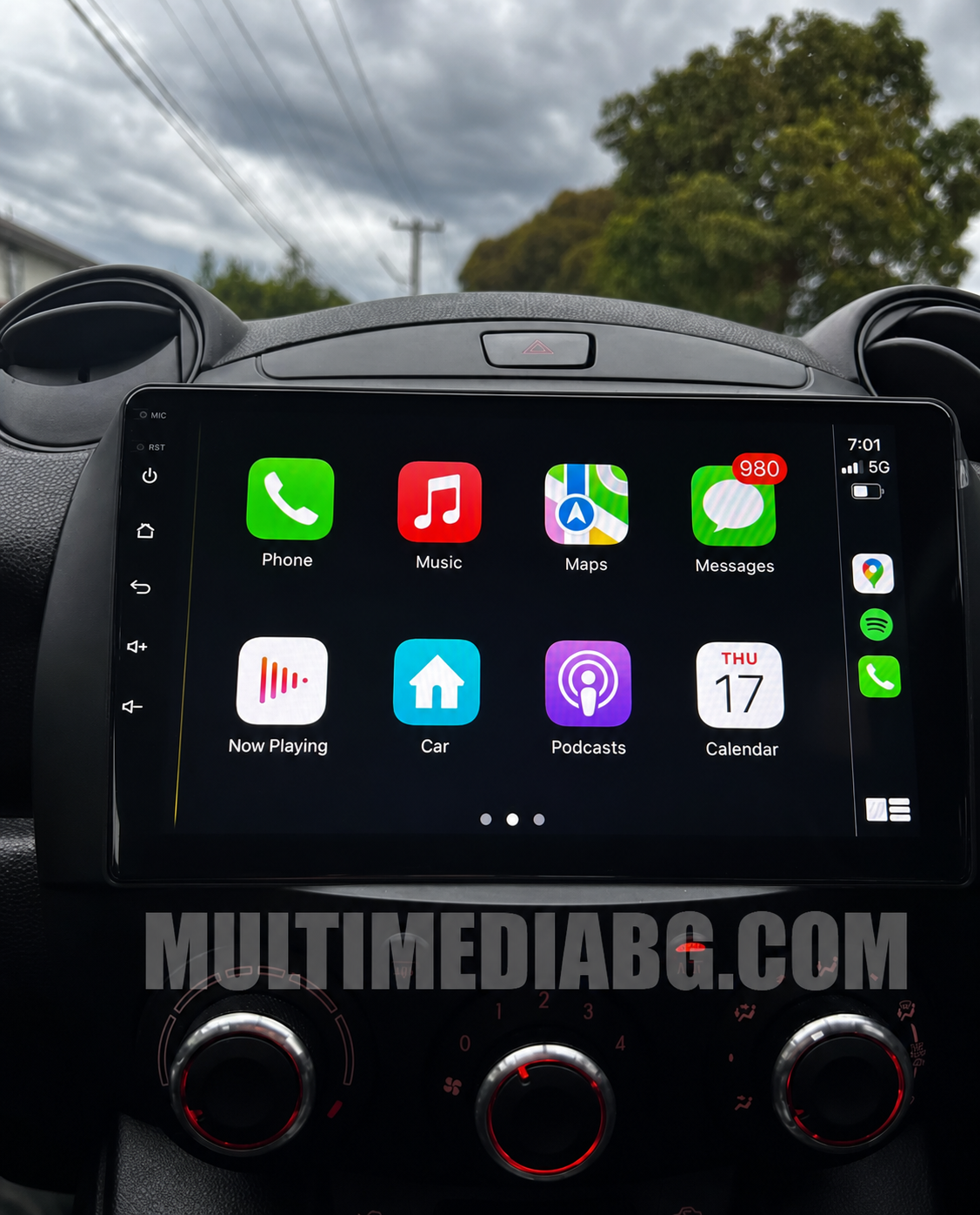 Централното табло на Mazda 2 2007-2014 с инсталирана Android навигация