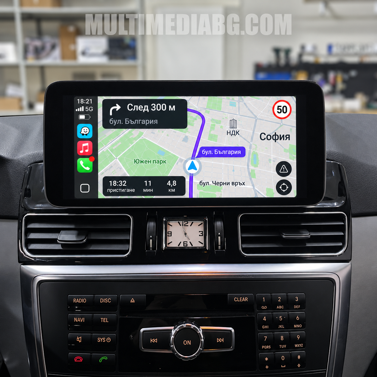 Монтиран екран за Mercedes W166 с Apple CarPlay и Waze на български — изглед отблизо на таблото