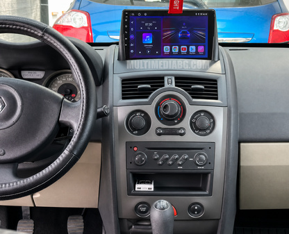 Централното табло на Renault Megane 2 2002-2009 с инсталирана Android навигация