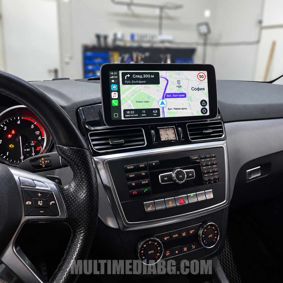 Mercedes W166 с монтиран екран, Apple CarPlay и навигация Waze на български — изглед от мястото на водача