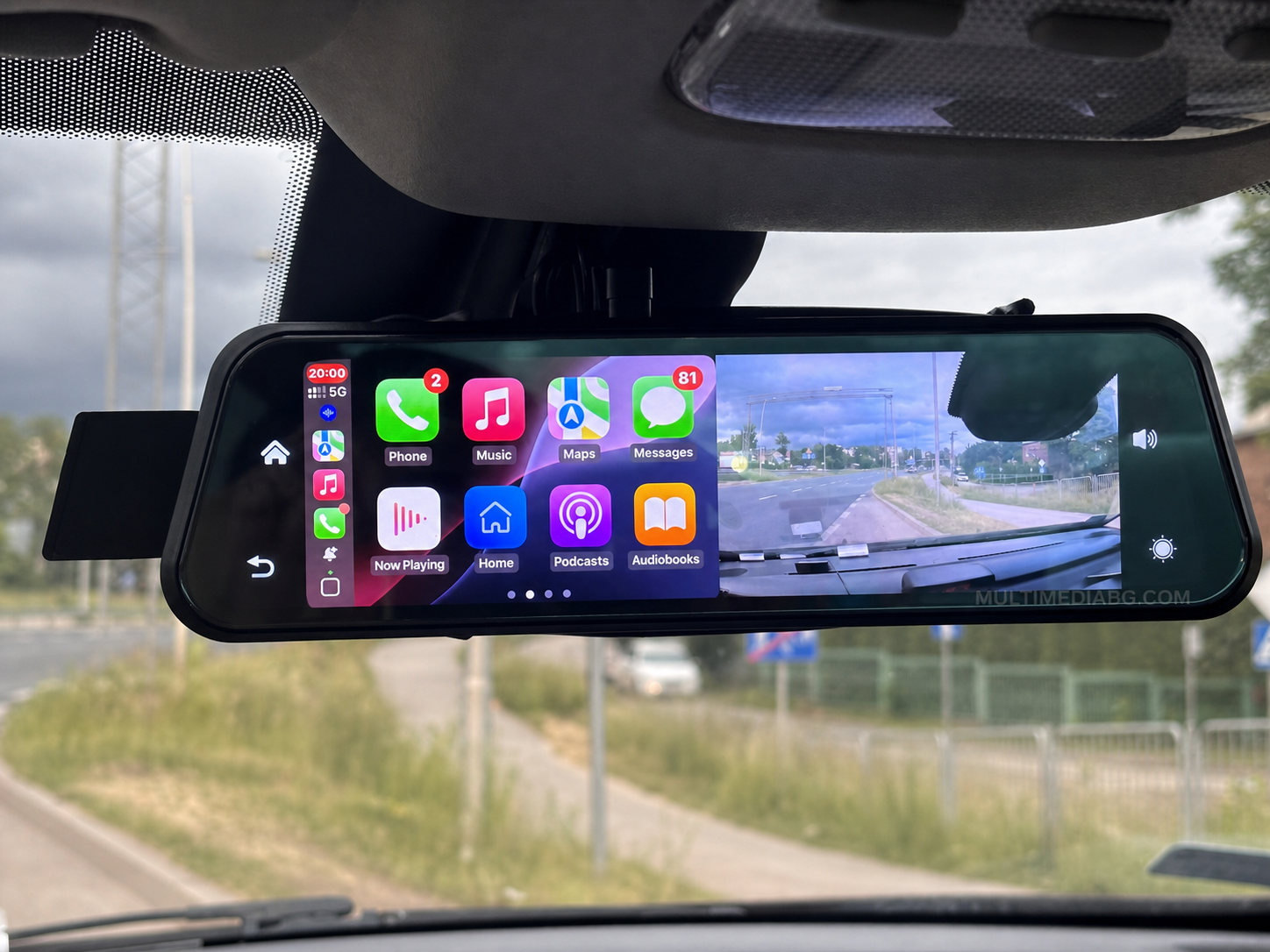 Смарт огледало с CarPlay и навигация, монтирано върху стандартното огледало в автомобил.