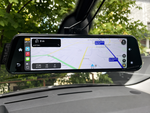 Смарт огледало с активна GPS навигация, инсталирано в автомобил.