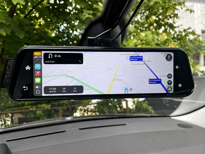 Смарт огледало с активна GPS навигация, инсталирано в автомобил.