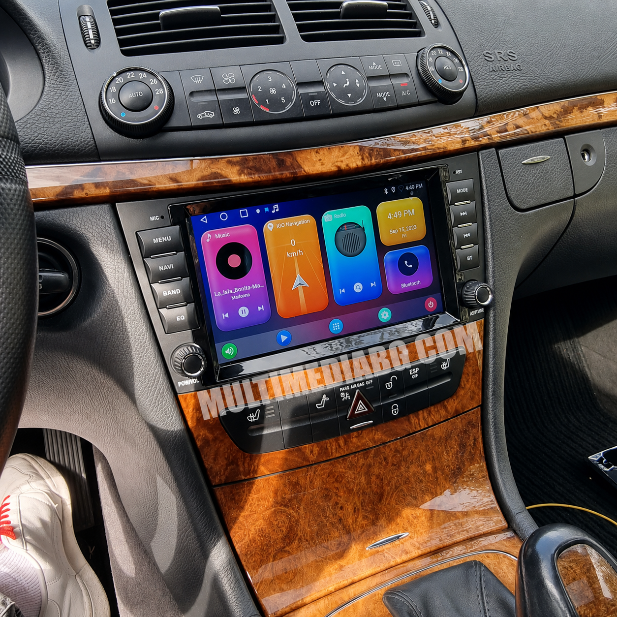 Android навигация в Mercedes CLS W219 (2004–2010), показана от мястото на водача.