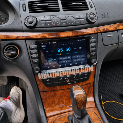 Екранът на монтираната Android мултимедия в Mercedes CLS W219 (2004–2010) с активен интерфейс.
