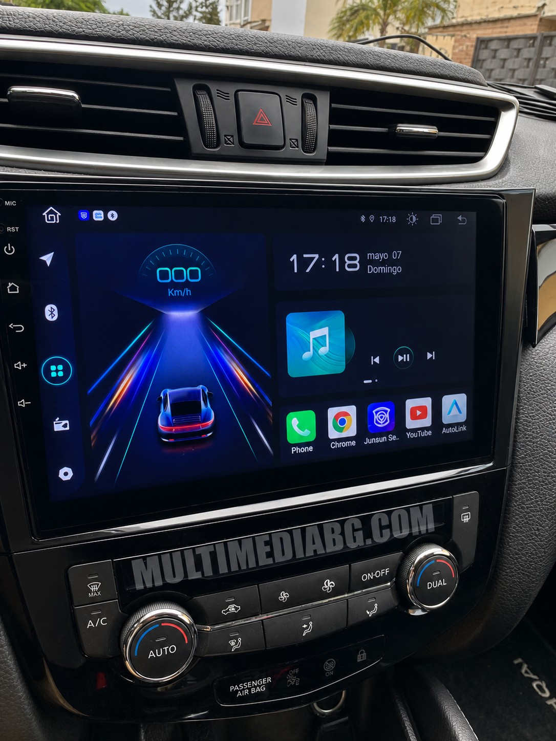 Android навигация, монтирана в таблото на Nissan Qashqai J11 2013-2017, изглед към централната конзола
