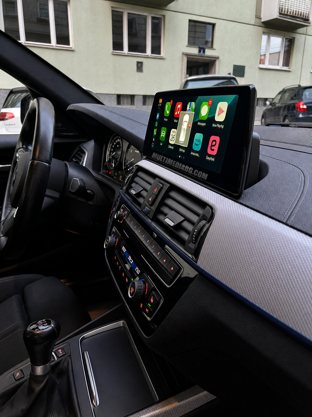 Android навигация, монтирана в таблото на BMW 1 F20 F21 2011-2016, изглед към централната конзола
