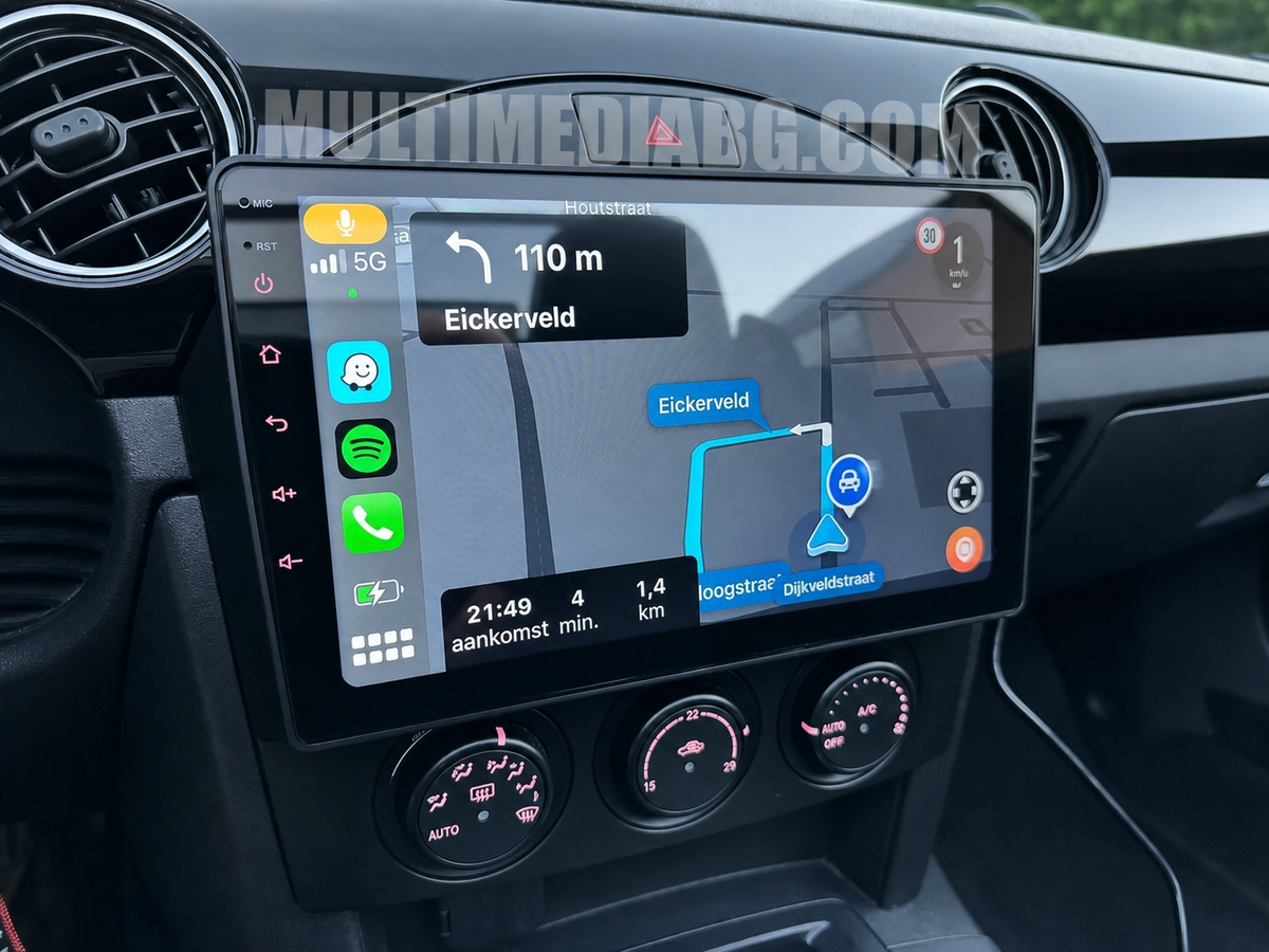 Инсталирана Android мултимедия в Mazda MX-5 (2008–2015), изглед към централната конзола.