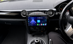 Android навигация в Mazda MX-5 (2008–2015), показана от мястото на водача.