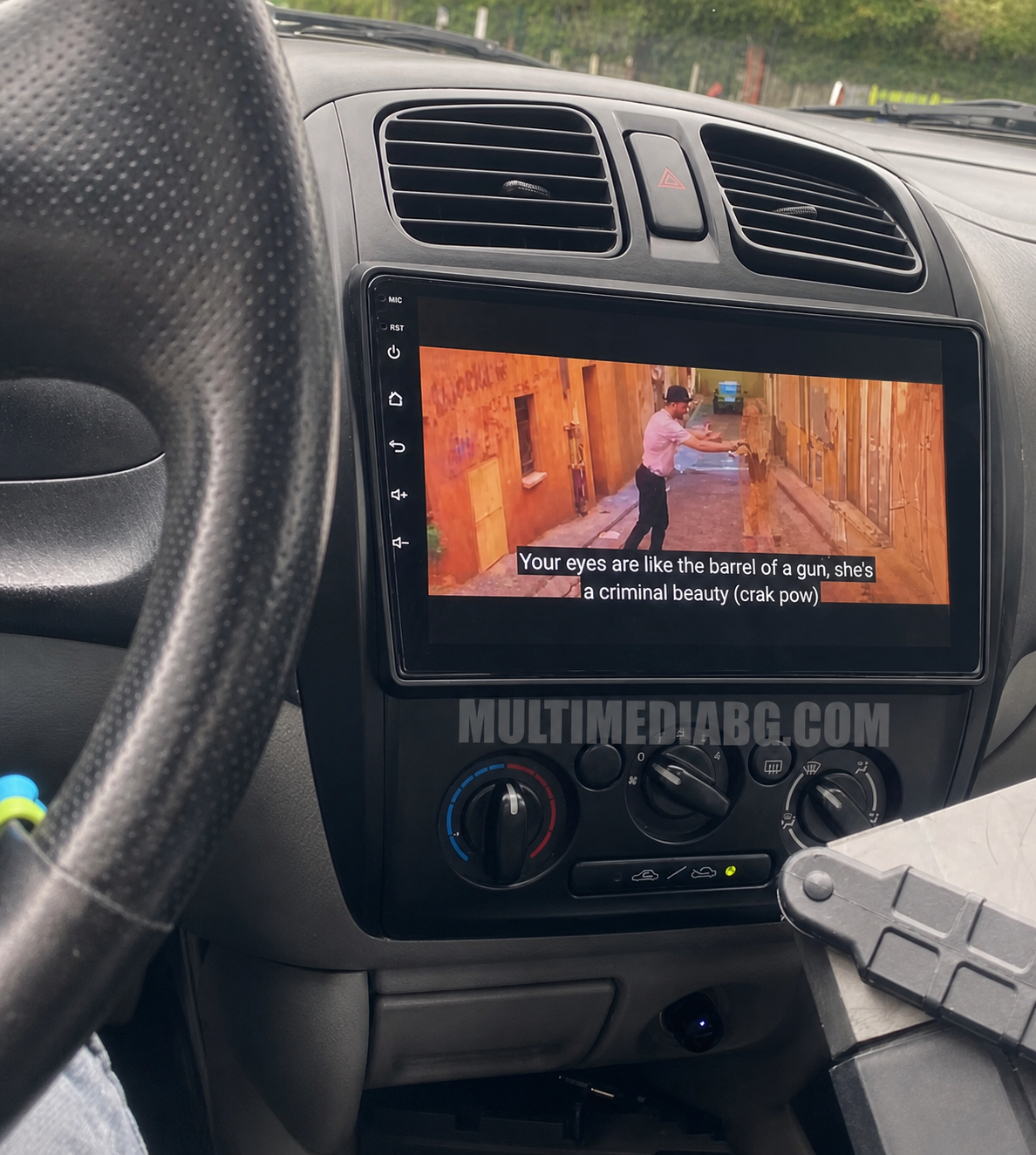 Инсталирана Android мултимедия в Mazda 323, изглед към централната конзола.