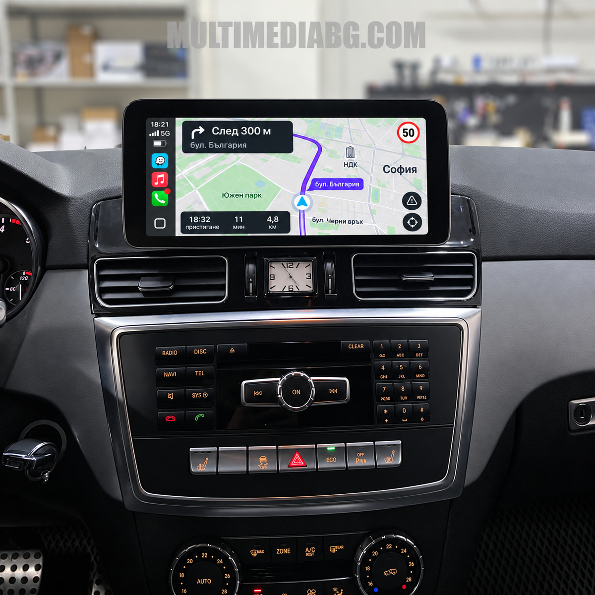 Централна конзола на Mercedes W166 с Apple CarPlay, Waze на български, заводски въздуховоди и часовник