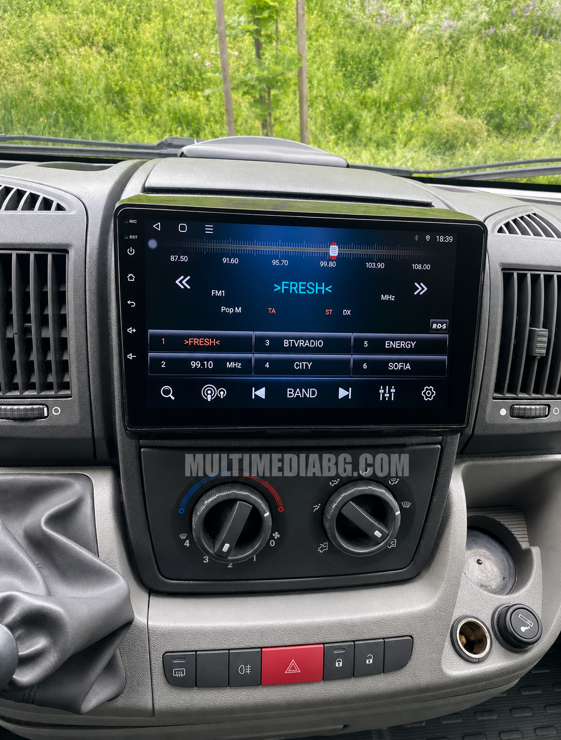Android навигация, монтирана в таблото на Citroen Jumper 2 2006-2022, изглед към централната конзола
