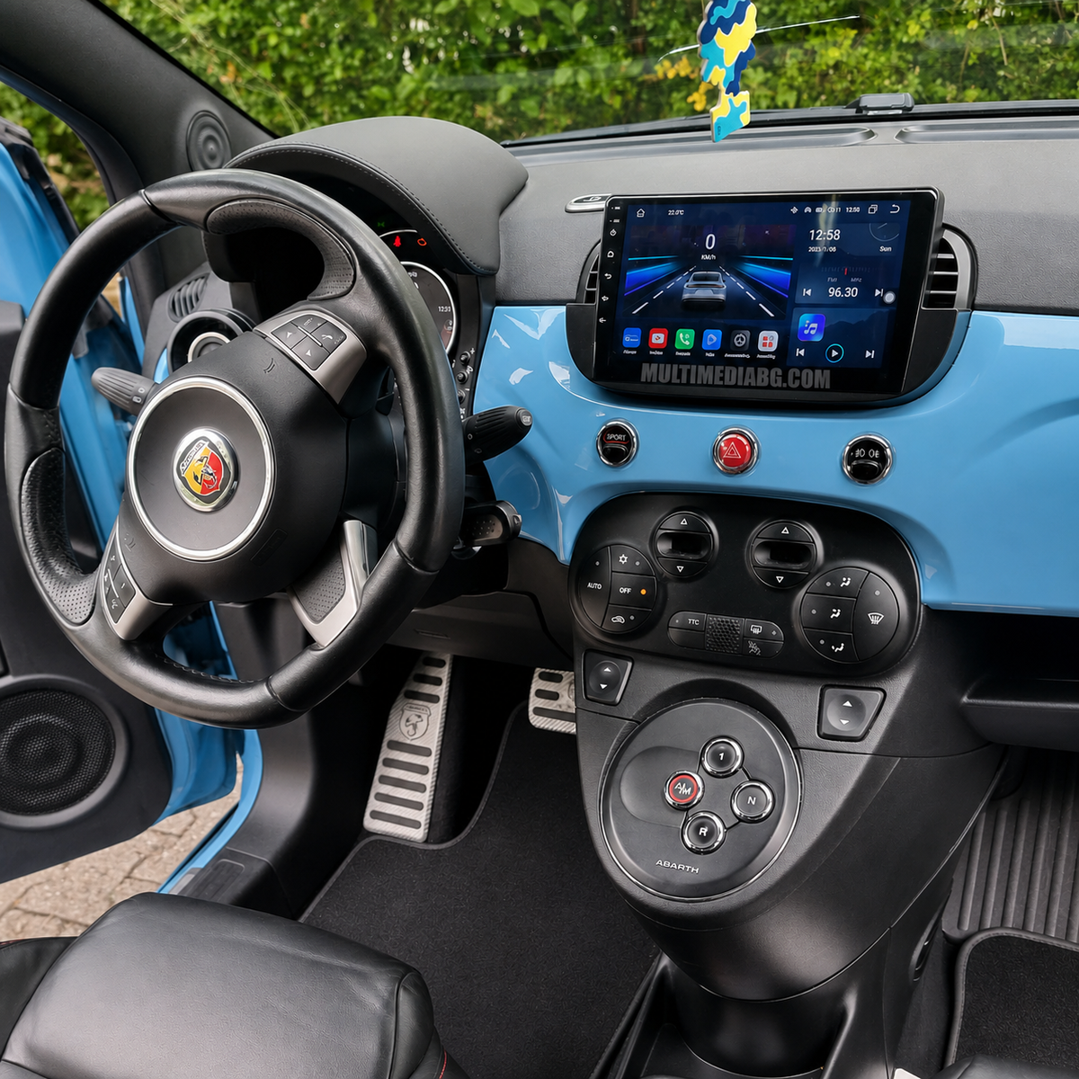 Инсталирана Android мултимедия в Fiat 500 2007-2015, изглед към таблото и екрана
