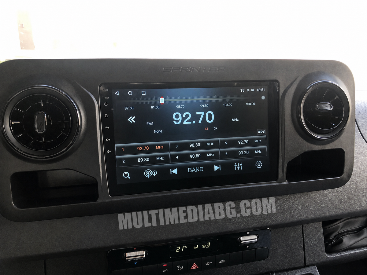Инсталирана Android мултимедия в Mercedes Sprinter W907 2018-2022, изглед към таблото и екрана