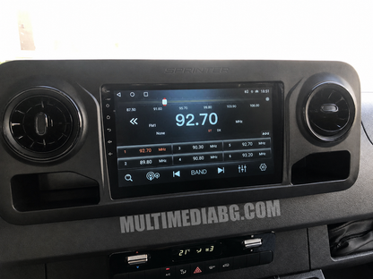 Инсталирана Android мултимедия в Mercedes Sprinter W907 2018-2022, изглед към таблото и екрана