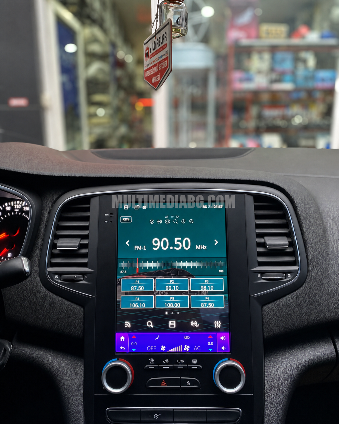 Инсталирана Android мултимедия в Renault Megane 4 2017 - 2019 9.7", изглед към таблото и екрана
