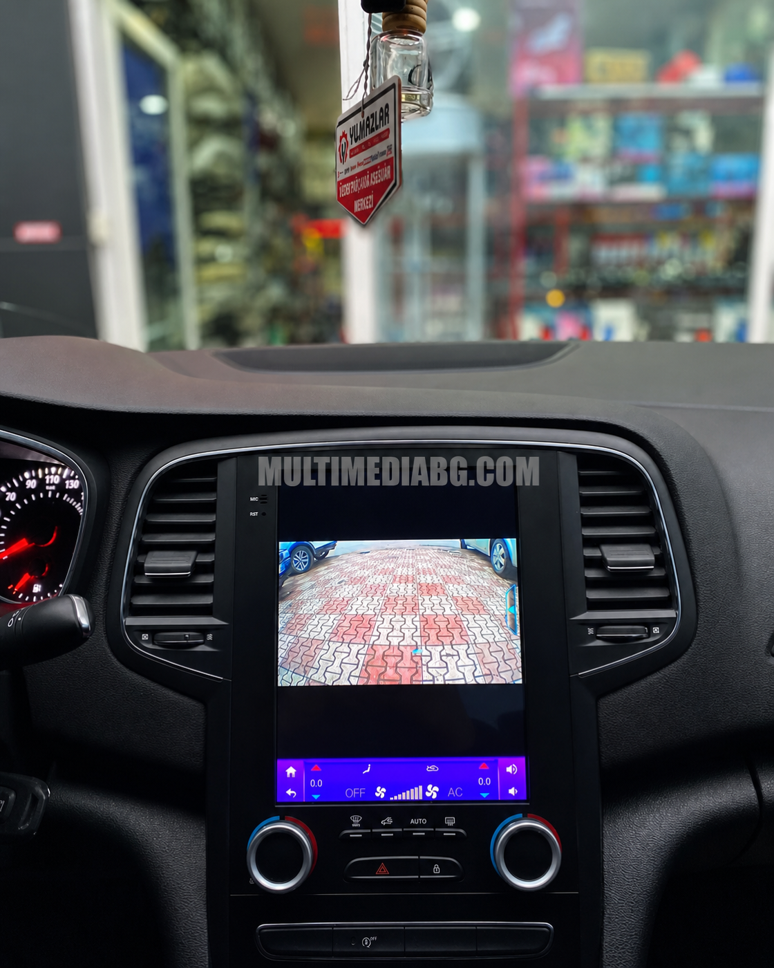 Android навигация, монтирана в таблото на Renault Megane 4 2017 - 2019 9.7", изглед към централната конзола
