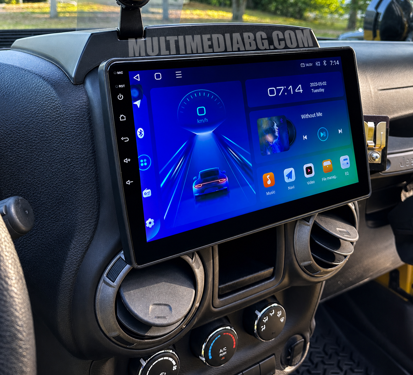 Android навигация, монтирана в таблото на Jeep Wrangler 2007 - 2016, изглед към централната конзола