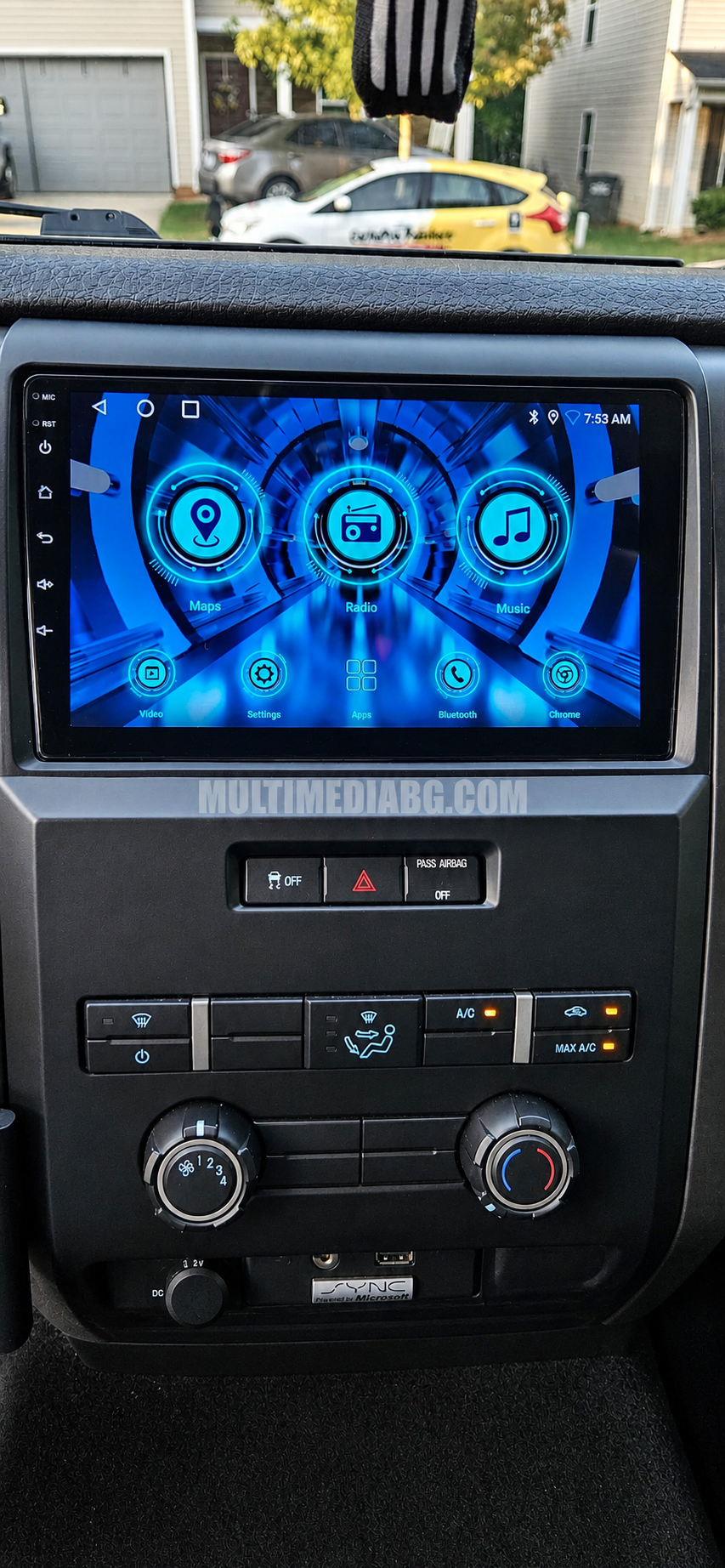 Централното табло на Ford F150 2008 - 2014 с инсталирана Android навигация