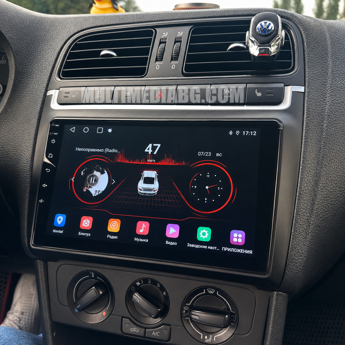Android навигация, монтирана в таблото на Volkswagen Polo 5 2008 - 2020, изглед към централната конзола