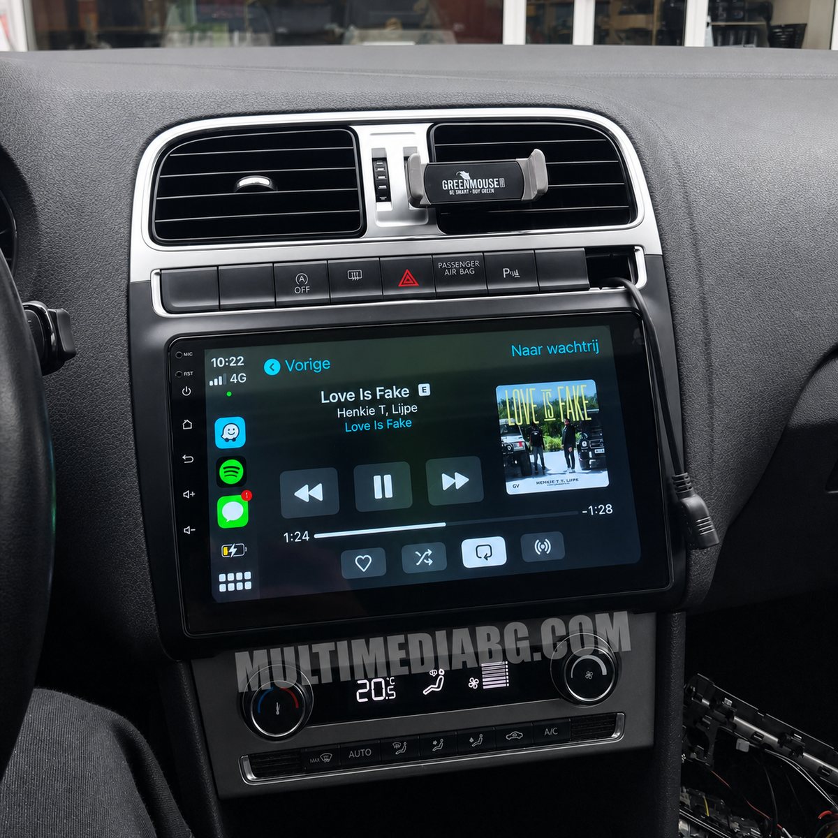 Централното табло на Volkswagen Polo 5 2008 - 2020 с инсталирана Android навигация