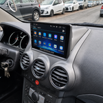 Централното табло на Opel Antara 2006 - 2017 с инсталирана Android навигация