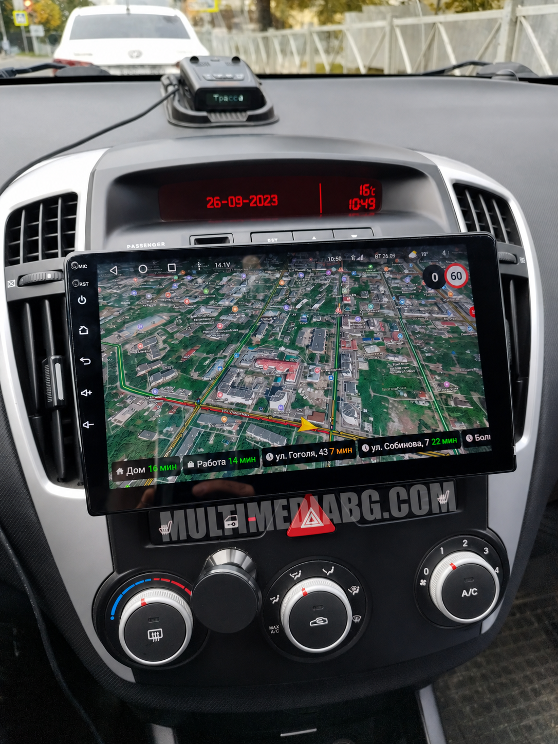 Централното табло на Kia Ceed 2006 - 2012 с инсталирана Android навигация