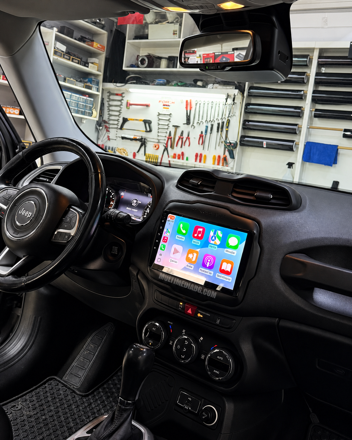 Инсталирана Android мултимедия в Jeep Renegade 2016 - 2020, изглед към таблото и екрана