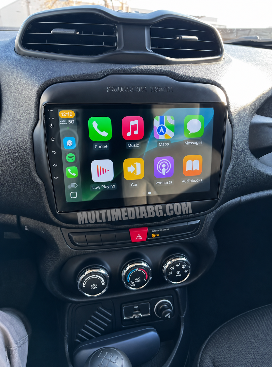 Централното табло на Jeep Renegade 2016 - 2020 с инсталирана Android навигация