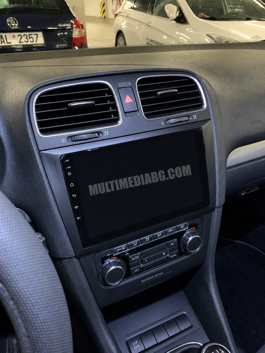 Android навигация, монтирана в таблото на Volkswagen Golf 6 2008 - 2016, изглед към централната конзола