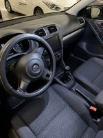 Централното табло на Volkswagen Golf 6 2008 - 2016 с инсталирана Android навигация