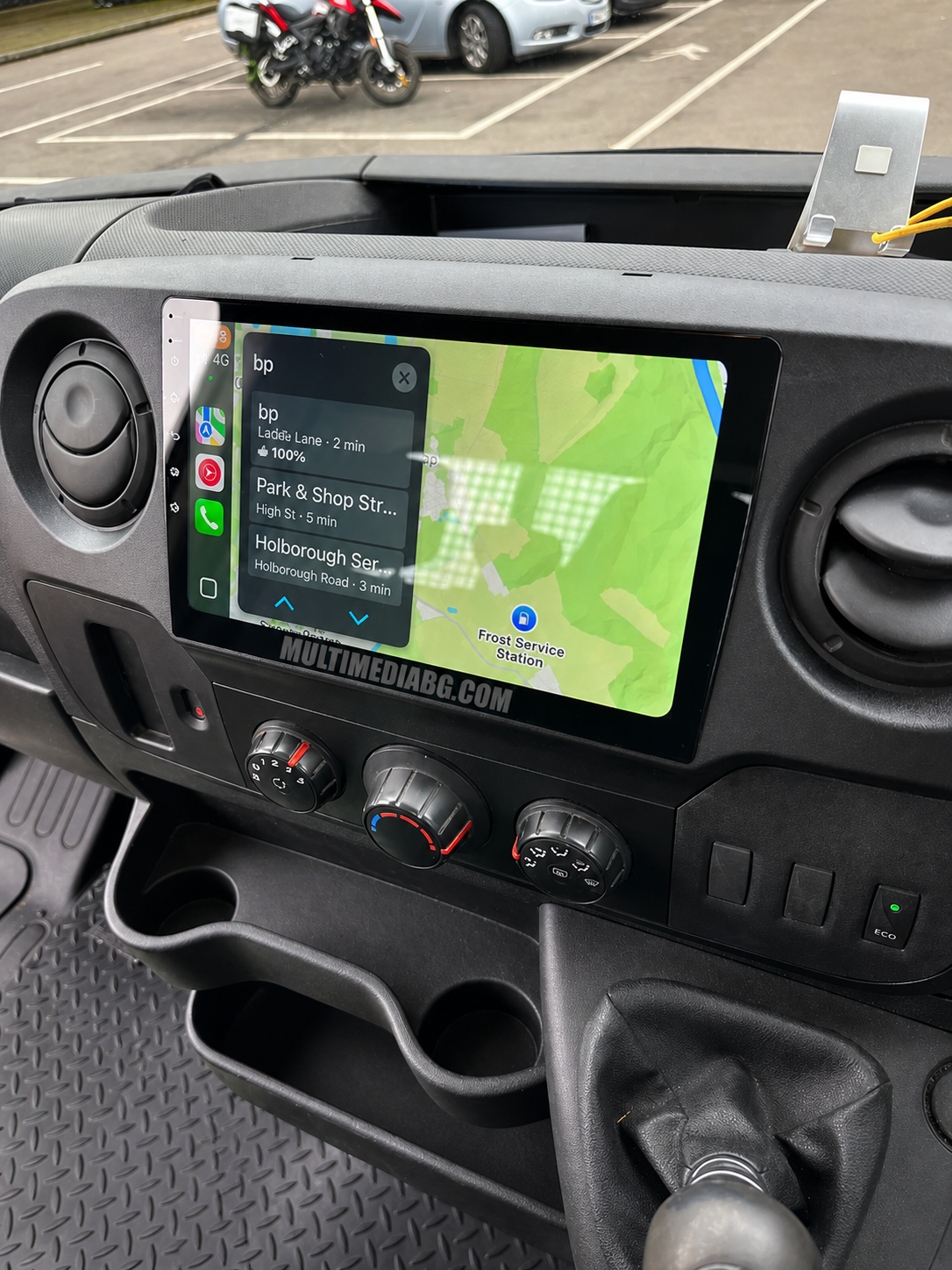 Екранът на монтираната Android мултимедия в Nissan NV400 2010–2019 с активен интерфейс.