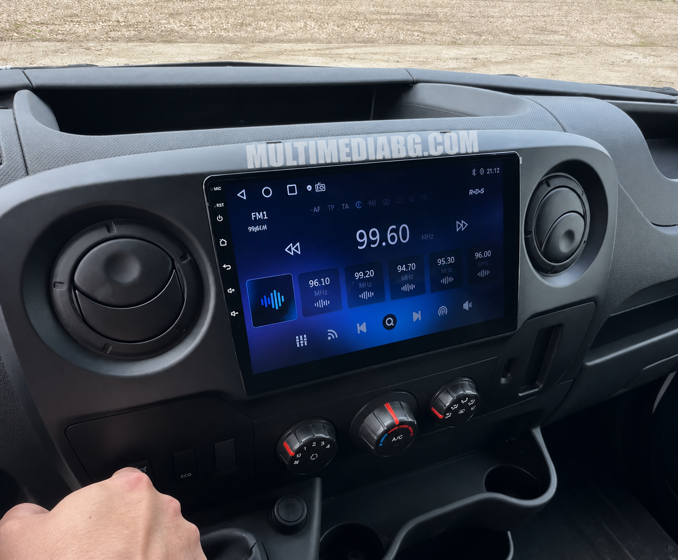 Интегрирана Android система в таблото на Nissan NV400 2010–2019, страничен изглед.