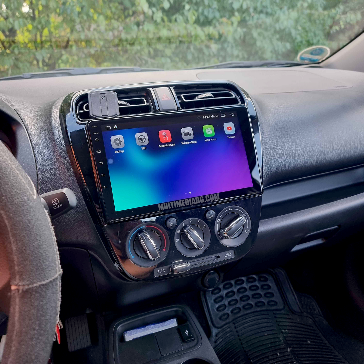 Android навигация, монтирана в таблото на Mitsubishi Space Star 2012 - 2023, изглед към централната конзола