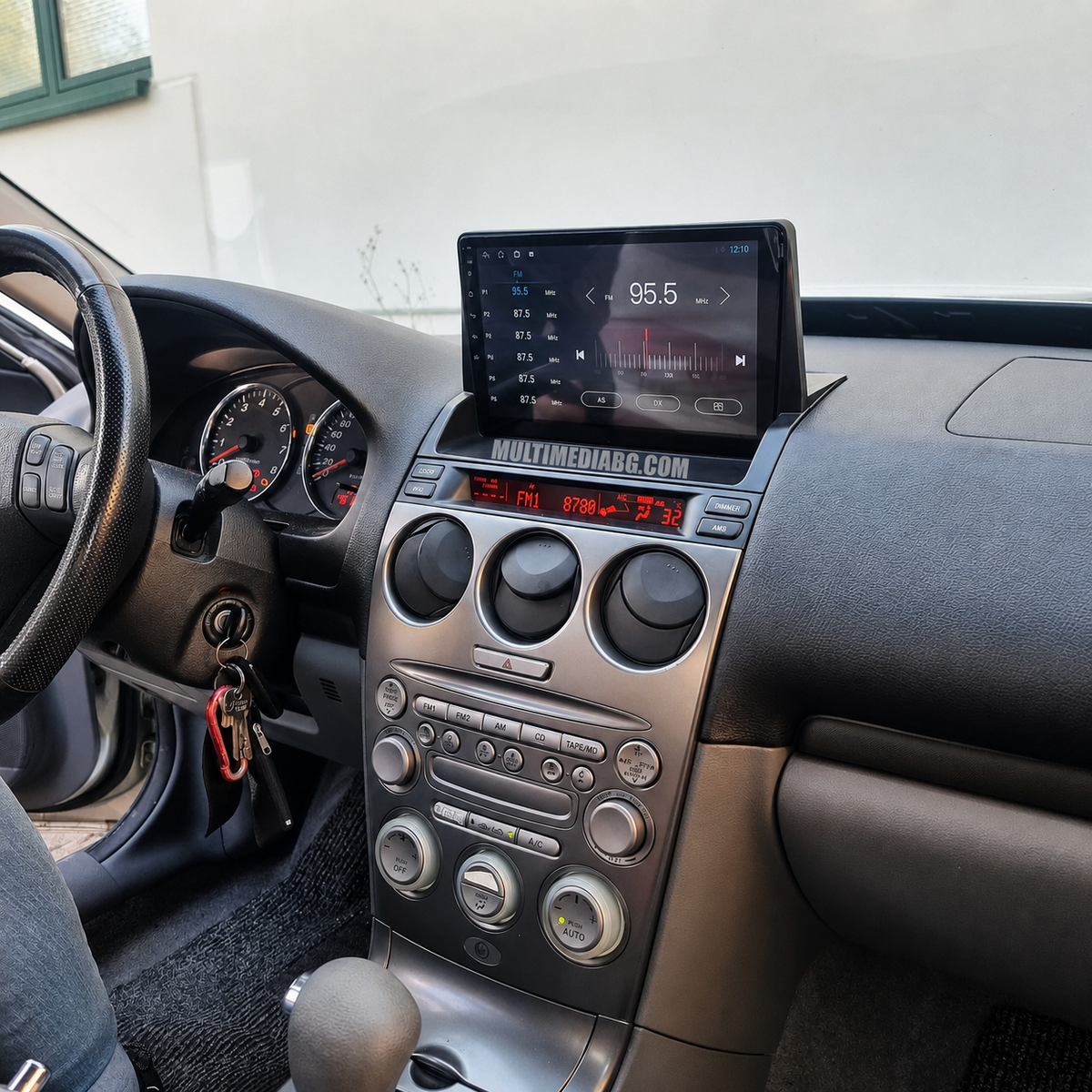 Централното табло на Mazda 6 2002 - 2008 с инсталирана Android навигация