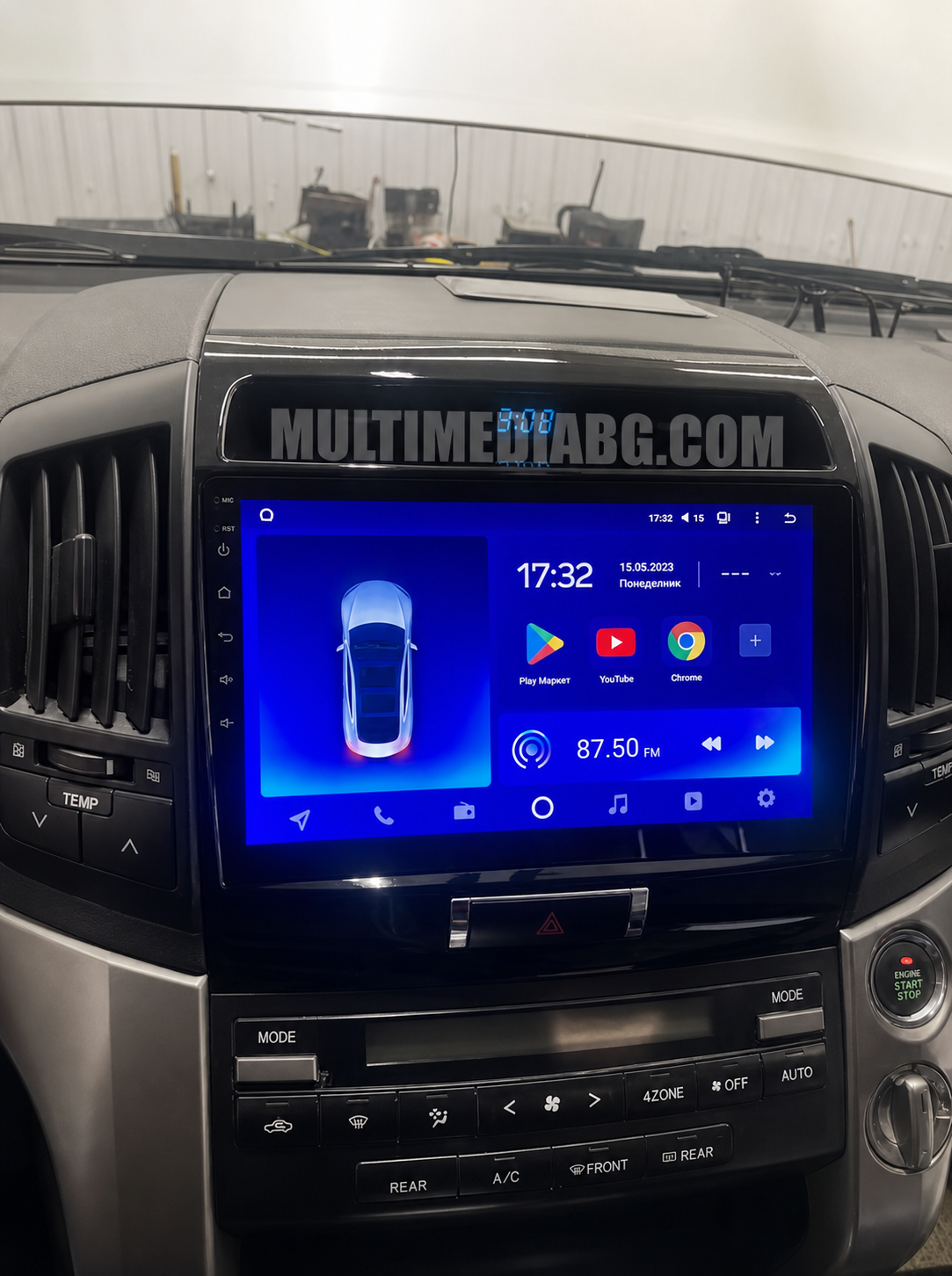 Централното табло на Toyota Land Criuser LC200 2008 - 2015 с инсталирана Android навигация