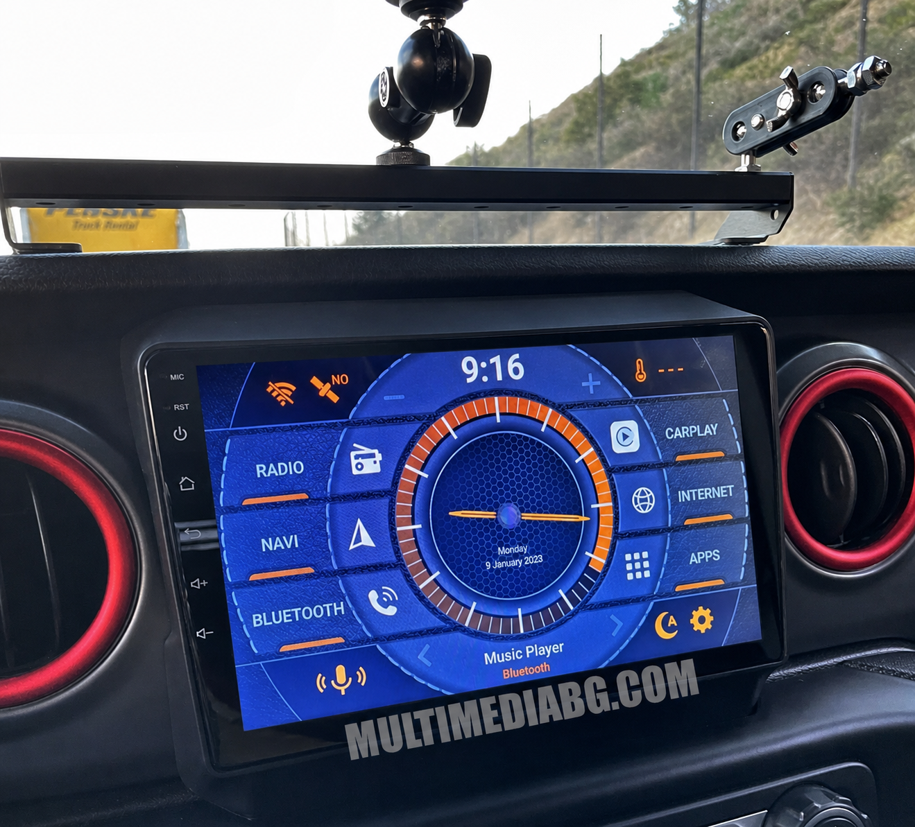 Инсталирана Android мултимедия в Jeep Gladiator 2020–2021, изглед към централната конзола.