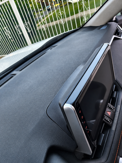 Android навигация, монтирана в таблото на Toyota RAV 4 2019-2023, изглед към централната конзола