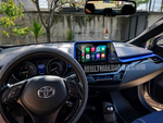Toyota C-HR 2016–2019 с активен CarPlay на оригиналния дисплей, изглед от мястото на водача.