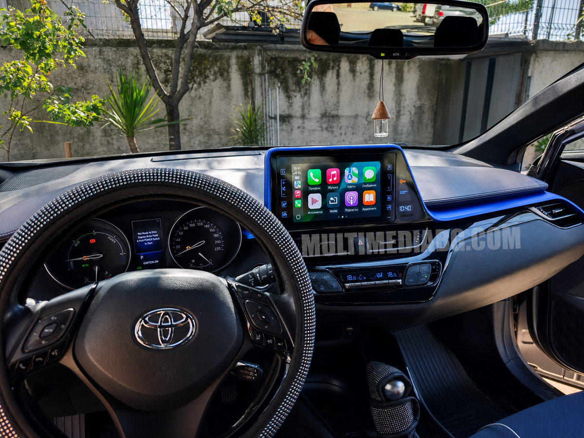 Toyota C-HR 2016–2019 с активен CarPlay на оригиналния дисплей, изглед от мястото на водача.