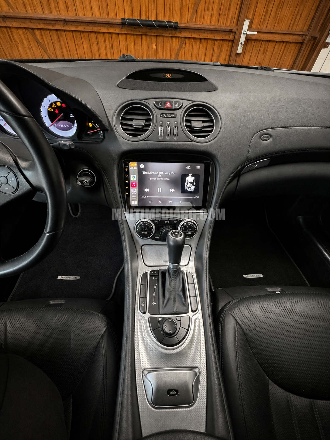 Инсталирана Android мултимедия в Mercedes  SL-R230 2001-2011, изглед към таблото и екрана
