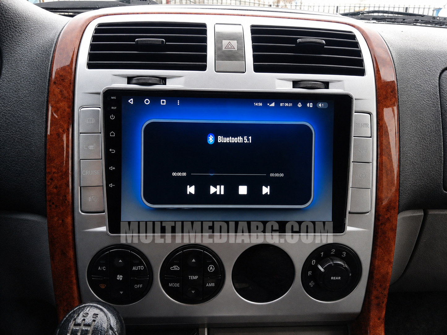 Android навигация, монтирана в таблото на Kia Carnival 2002 - 2006, изглед към централната конзола