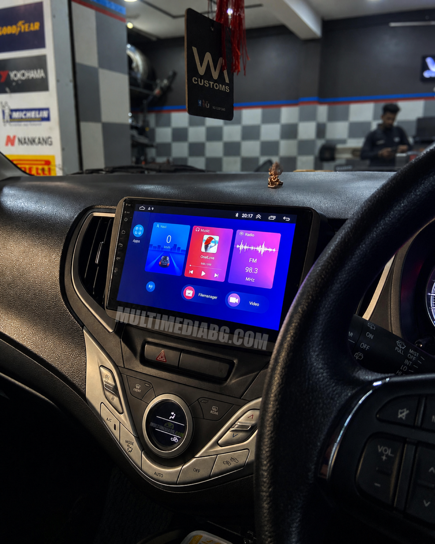 Android навигация, монтирана в таблото на Suzuki Baleno 2015-2022, изглед към централната конзола