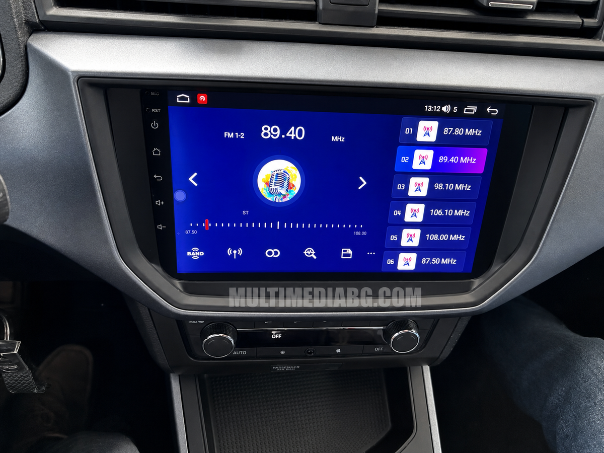 Екранът на монтираната Android мултимедия в Seat Ibiza 2017–2021 с активен интерфейс.