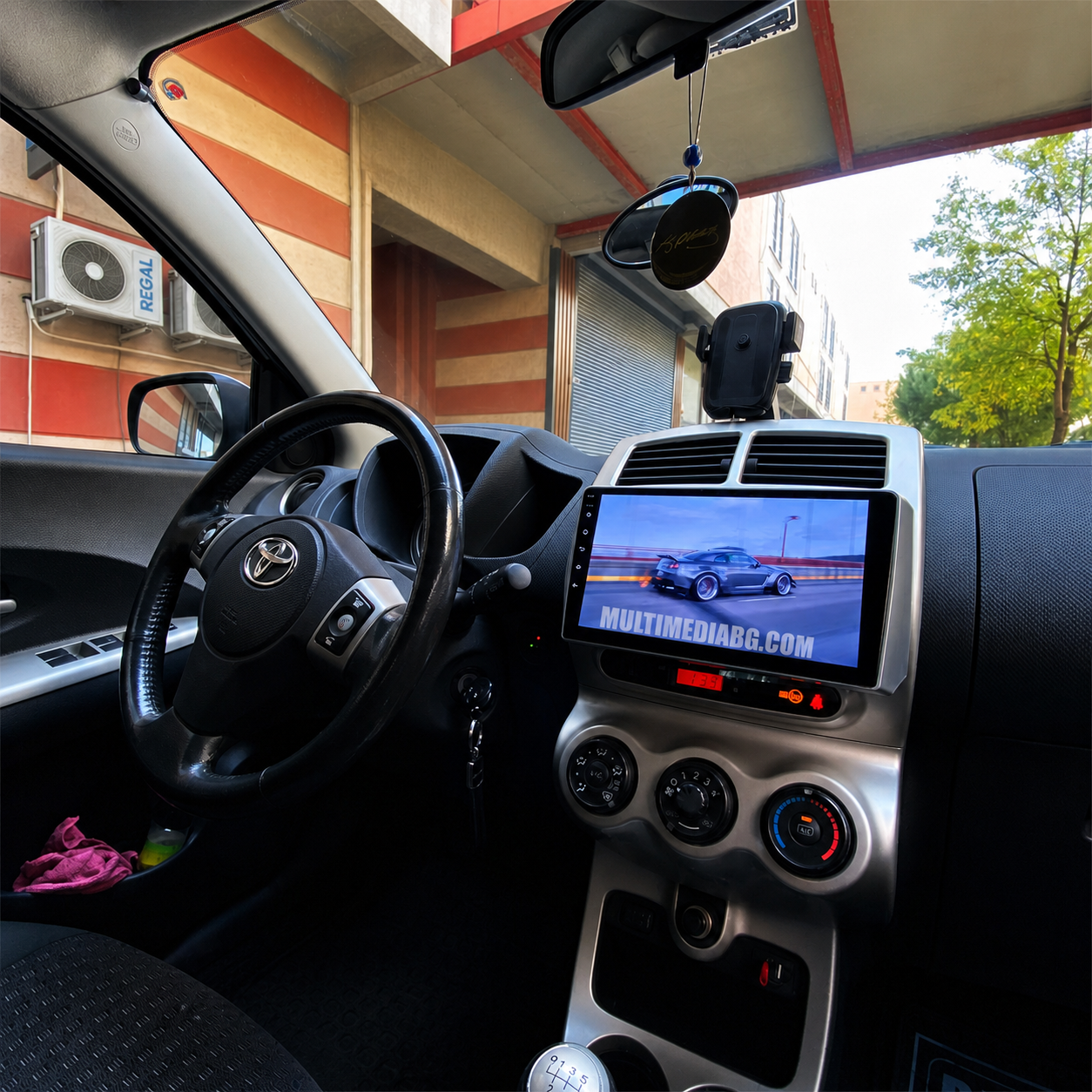 Android навигация в Toyota Urban Cruiser 2007–2016, изглед от страната на водача